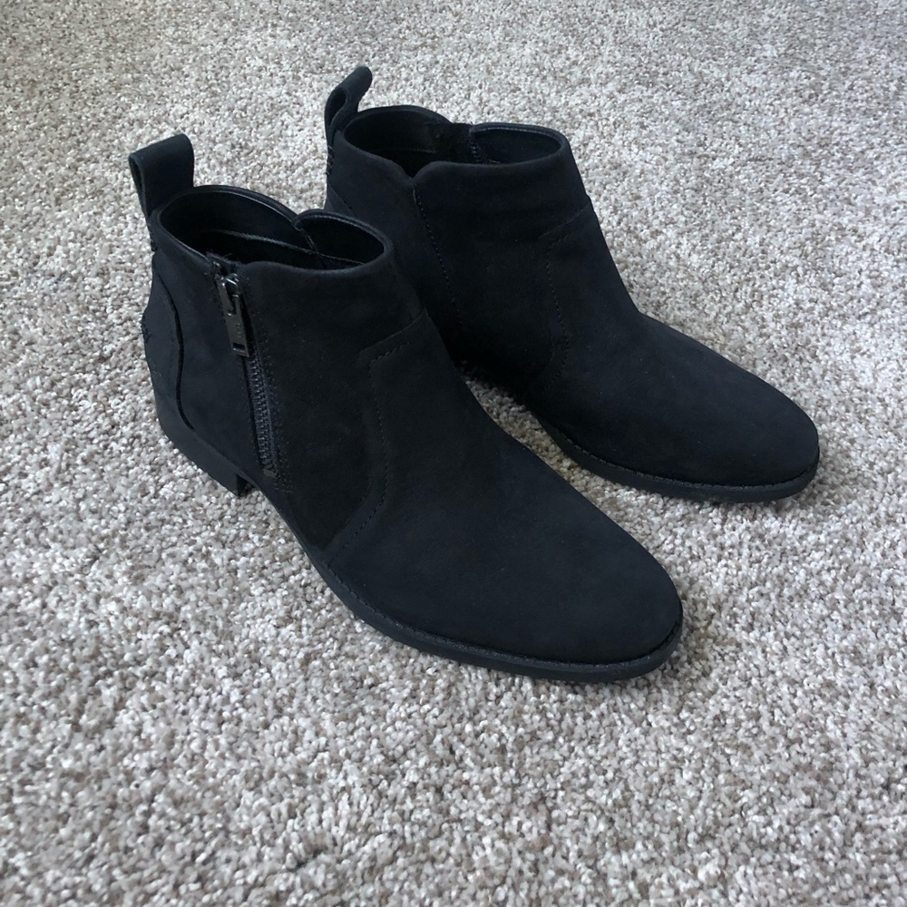 UGG Waterproof Zip Ankle Black Boot LIKE NEW